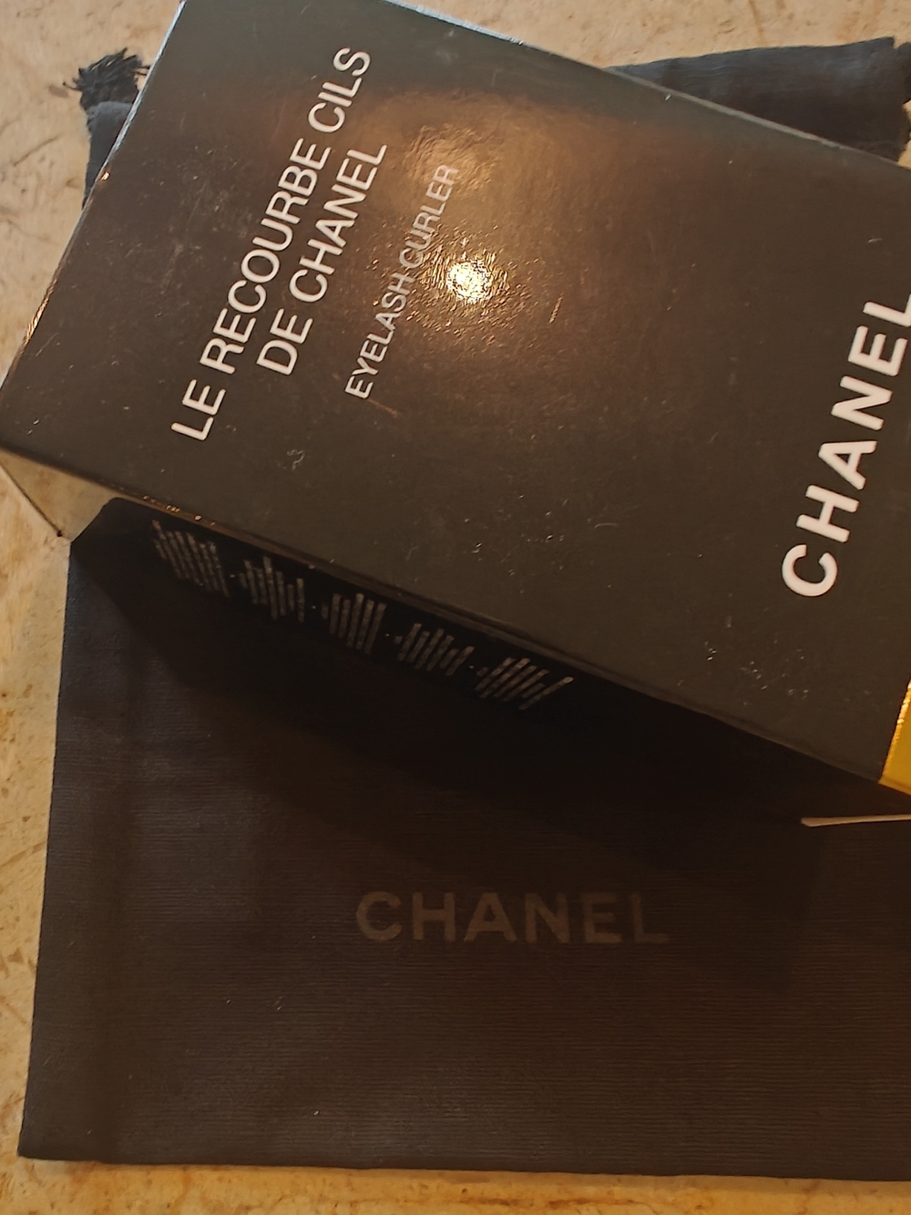 CHANEL Eyelash Curler with Black Pouch And Asst Beauty Samples - Picture 5 of 5